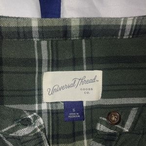 Worn once long sleeve 100% rayon super soft shirt. Its a womens small.